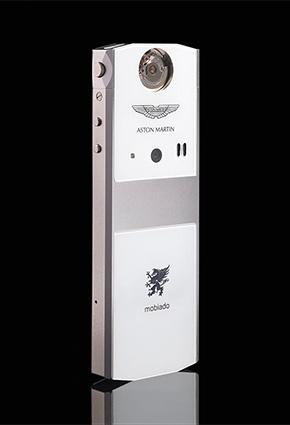 هاتف جديد من Mobiado مطليّ بالذهب وأزراره من الياقوت والكريستال